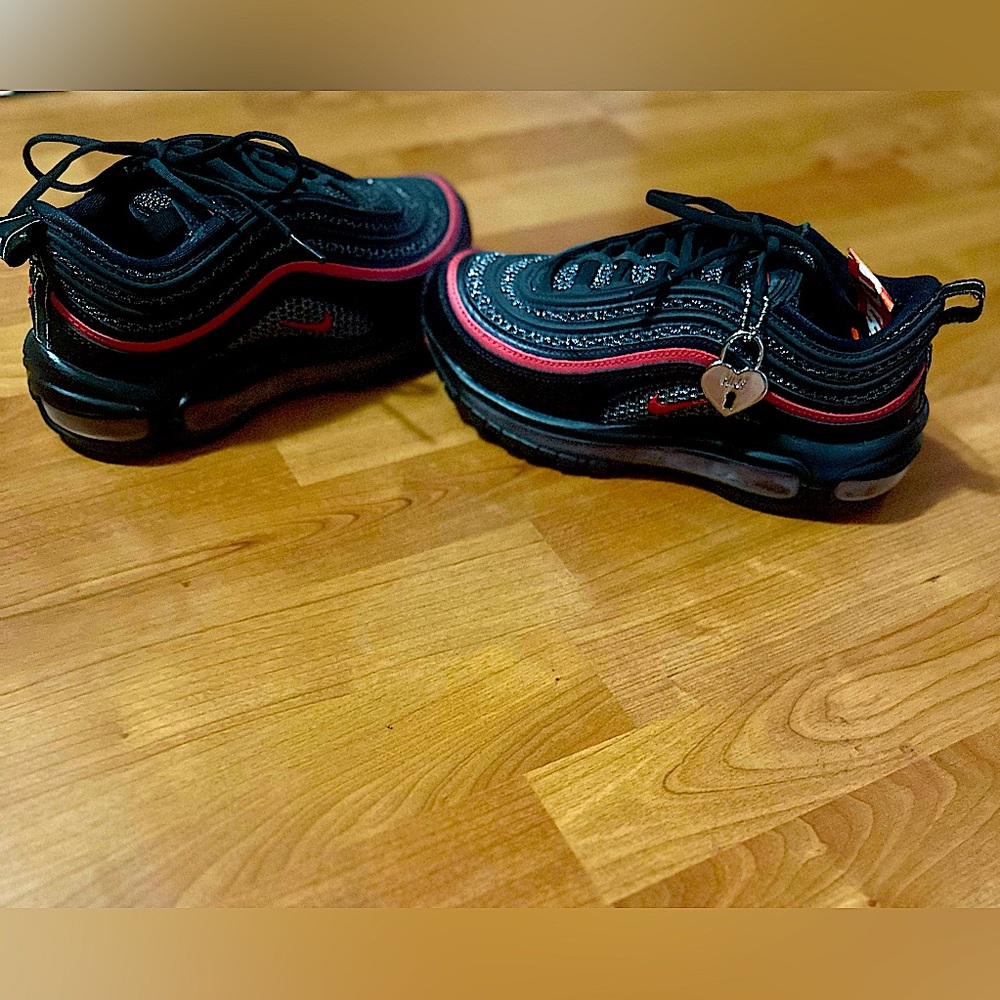 2020 Wmns Air Max 97 'Valentine's Day'
Size 7. Black/red with glitter detail.